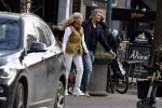 Amsterdam 14 maart 2022
Piet Boon met zijn vriendin op straat in Amsterdam zuid