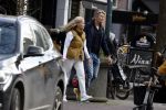 Amsterdam 14 maart 2022
Piet Boon met zijn vriendin op straat in Amsterdam zuid