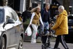 Amsterdam 14 maart 2022
Piet Boon met zijn vriendin op straat in Amsterdam zuid