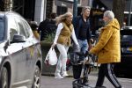 Amsterdam 14 maart 2022
Piet Boon met zijn vriendin op straat in Amsterdam zuid