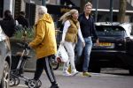 Amsterdam 14 maart 2022
Piet Boon met zijn vriendin op straat in Amsterdam zuid