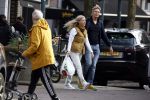 Amsterdam 14 maart 2022
Piet Boon met zijn vriendin op straat in Amsterdam zuid