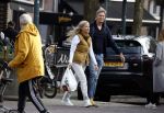 Amsterdam 14 maart 2022
Piet Boon met zijn vriendin op straat in Amsterdam zuid