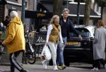 Amsterdam 14 maart 2022
Piet Boon met zijn vriendin op straat in Amsterdam zuid