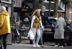 Amsterdam 14 maart 2022
Piet Boon met zijn vriendin op straat in Amsterdam zuid