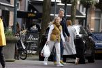 Amsterdam 14 maart 2022
Piet Boon met zijn vriendin op straat in Amsterdam zuid