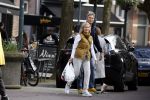 Amsterdam 14 maart 2022
Piet Boon met zijn vriendin op straat in Amsterdam zuid