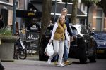 Amsterdam 14 maart 2022
Piet Boon met zijn vriendin op straat in Amsterdam zuid