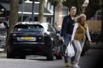 Amsterdam 14 maart 2022
Piet Boon met zijn vriendin op straat in Amsterdam zuid