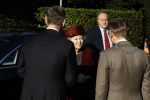 Laren 8 maart 2022
Prinses Beatrix opent een nieuwe gedeelte van het Singer museum in Laren . Prinses Beatrix arriveeert in haar nieuwe verlengde Audi A8 Hybride.