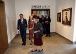Laren 8 maart 2022
Prinses Beatrix opent een nieuwe gedeelte van het Singer museum in Laren . Prinses Beatrix arriveeert in haar nieuwe verlengde Audi A8 Hybride. prinses Beatrix wordt rond geleid door Els Blokker