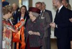 Laren 8 maart 2022
Prinses Beatrix opent een nieuwe gedeelte van het Singer museum in Laren . Prinses Beatrix arriveeert in haar nieuwe verlengde Audi A8 Hybride. prinses Beatrix wordt rond geleid door Els Blokker