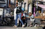 Amsterdam 5 maart 2022
Glennis Grace met de baby van Nienke Plas op de cornelis schuytstraat. Resley Stjeward