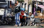 Amsterdam 5 maart 2022
Glennis Grace met de baby van Nienke Plas op de cornelis schuytstraat. Resley Stjeward