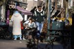 Amsterdam 5 maart 2022
Glennis Grace met de baby van Nienke Plas op de cornelis schuytstraat. Resley Stjeward