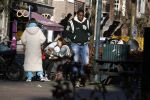 Amsterdam 5 maart 2022
Glennis Grace met de baby van Nienke Plas op de cornelis schuytstraat. Resley Stjeward