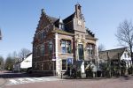 Laren 2 april 2023
Ad Visser loopt naar zijn huis / appartement in het centrum van Laren .