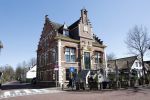 Laren 2 april 2023
Ad Visser loopt naar zijn huis / appartement in het centrum van Laren .