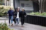 Hilversum 6 april 2023
Andre Hazes verlaat het pand van talpa/radio538 met Djarno Hofland Riccardo Klaverdijk Jaap Hilhorst en documentairemaakster Cheeru Mampaey.
Hij staat Aran Bade van RTL Boulevard te woord.