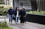 Hilversum 6 april 2023
Andre Hazes verlaat het pand van talpa/radio538 met Djarno Hofland Riccardo Klaverdijk Jaap Hilhorst en documentairemaakster Cheeru Mampaey.
Hij staat Aran Bade van RTL Boulevard te woord.