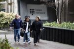 Hilversum 6 april 2023
Andre Hazes verlaat het pand van talpa/radio538 met Djarno Hofland Riccardo Klaverdijk Jaap Hilhorst en documentairemaakster Cheeru Mampaey.
Hij staat Aran Bade van RTL Boulevard te woord.