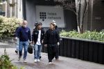 Hilversum 6 april 2023
Andre Hazes verlaat het pand van talpa/radio538 met Djarno Hofland Riccardo Klaverdijk Jaap Hilhorst en documentairemaakster Cheeru Mampaey.
Hij staat Aran Bade van RTL Boulevard te woord.