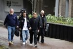 Hilversum 6 april 2023
Andre Hazes verlaat het pand van talpa/radio538 met Djarno Hofland Riccardo Klaverdijk Jaap Hilhorst en documentairemaakster Cheeru Mampaey.
Hij staat Aran Bade van RTL Boulevard te woord.
