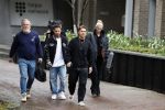 Hilversum 6 april 2023
Andre Hazes verlaat het pand van talpa/radio538 met Djarno Hofland Riccardo Klaverdijk Jaap Hilhorst en documentairemaakster Cheeru Mampaey.
Hij staat Aran Bade van RTL Boulevard te woord.