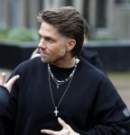 Hilversum 6 april 2023
Andre Hazes verlaat het pand van talpa/radio538 met Djarno Hofland Riccardo Klaverdijk Jaap Hilhorst en documentairemaakster Cheeru Mampaey.
Hij staat Aran Bade van RTL Boulevard te woord.