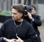 Hilversum 6 april 2023
Andre Hazes verlaat het pand van talpa/radio538 met Djarno Hofland Riccardo Klaverdijk Jaap Hilhorst en documentairemaakster Cheeru Mampaey.
Hij staat Aran Bade van RTL Boulevard te woord.
