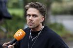 Hilversum 6 april 2023
Andre Hazes verlaat het pand van talpa/radio538 met Djarno Hofland Riccardo Klaverdijk Jaap Hilhorst en documentairemaakster Cheeru Mampaey.
Hij staat Aran Bade van RTL Boulevard te woord.