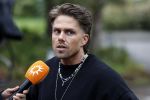 Hilversum 6 april 2023
Andre Hazes verlaat het pand van talpa/radio538 met Djarno Hofland Riccardo Klaverdijk Jaap Hilhorst en documentairemaakster Cheeru Mampaey.
Hij staat Aran Bade van RTL Boulevard te woord.