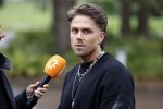 Hilversum 6 april 2023
Andre Hazes verlaat het pand van talpa/radio538 met Djarno Hofland Riccardo Klaverdijk Jaap Hilhorst en documentairemaakster Cheeru Mampaey.
Hij staat Aran Bade van RTL Boulevard te woord.