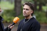 Hilversum 6 april 2023
Andre Hazes verlaat het pand van talpa/radio538 met Djarno Hofland Riccardo Klaverdijk Jaap Hilhorst en documentairemaakster Cheeru Mampaey.
Hij staat Aran Bade van RTL Boulevard te woord.