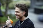 Hilversum 6 april 2023
Andre Hazes verlaat het pand van talpa/radio538 met Djarno Hofland Riccardo Klaverdijk Jaap Hilhorst en documentairemaakster Cheeru Mampaey.
Hij staat Aran Bade van RTL Boulevard te woord.