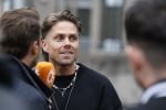 Hilversum 6 april 2023
Andre Hazes verlaat het pand van talpa/radio538 met Djarno Hofland Riccardo Klaverdijk Jaap Hilhorst en documentairemaakster Cheeru Mampaey.
Hij staat Aran Bade van RTL Boulevard te woord.