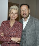 Zeist 26 maart 2023
Hans Kazan viert zijn 70e verjaardag en presenteert zijn boek. Ook krijgt hij een koninklijke onderscheiding in het Figi Theater/Hotel. Anita Witzier met haar man Michel Nillisen