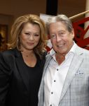 Zeist 26 maart 2023
Hans Kazan viert zijn 70e verjaardag en presenteert zijn boek. Ook krijgt hij een koninklijke onderscheiding in het Figi Theater/Hotel.Antje Monteiro en Hans