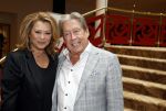 Zeist 26 maart 2023
Hans Kazan viert zijn 70e verjaardag en presenteert zijn boek. Ook krijgt hij een koninklijke onderscheiding in het Figi Theater/Hotel.Antje Monteiro en Hans
