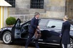 Amsterdam 12 april 2023
Staatsbezoek Macron aan Nederland .  Ook zijn vrouw Brigitte was aanwezig alsmeder Koning Willem Alexander en Koningin Maxima . Hier verlaten ze paleis op de Dam. Arnold de Chauffeur van Maxima