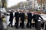 Amsterdam 15 april 2023
Herdenkingstdienst vooraf aan de begrafenis van Huub Oosterhuis in de Westertoren . Daarna gingen ze met de boot naar begraafplaats Zorgvlied.
Aanwezig oa Trijntje Oosterhuis met kinderen en partner Alvin Lewis , Tjeerd Oosterhuis en vrouw Edsilia Rombley met kinderen en moeder en de partner van Huub Oosterhuis . Bergit Lewis