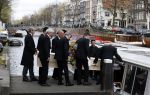Amsterdam 15 april 2023
Herdenkingstdienst vooraf aan de begrafenis van Huub Oosterhuis in de Westertoren . Daarna gingen ze met de boot naar begraafplaats Zorgvlied.
Aanwezig oa Trijntje Oosterhuis met kinderen en partner Alvin Lewis , Tjeerd Oosterhuis en vrouw Edsilia Rombley met kinderen en moeder en de partner van Huub Oosterhuis . Bergit Lewis