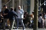Amsterdam 8 april 2023
Davy Klaassen met zijn vriendin en vrienden op terras in Amsterdam zuid.