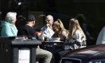 Amsterdam 8 april 2023
Davy Klaassen met zijn vriendin en vrienden op terras in Amsterdam zuid.