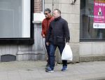 Amsterdam 15 april 2023
Gerard Spong met partner en hondje op straat in Amsterdam zuid.