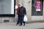 Amsterdam 15 april 2023
Gerard Spong met partner en hondje op straat in Amsterdam zuid.