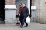 Amsterdam 15 april 2023
Gerard Spong met partner en hondje op straat in Amsterdam zuid.