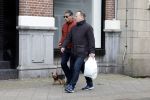 Amsterdam 15 april 2023
Gerard Spong met partner en hondje op straat in Amsterdam zuid.