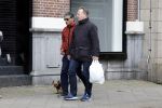 Amsterdam 15 april 2023
Gerard Spong met partner en hondje op straat in Amsterdam zuid.