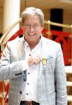 Zeist 26 maart 2023
Hans Kazan viert zijn 70e verjaardag en presenteert zijn boek. Ook krijgt hij een koninklijke onderscheiding in het Figi Theater/Hotel.